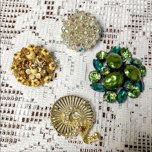 Assorted vintage brooches